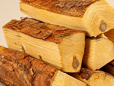 Сетки с фасованными берёзовыми дровами